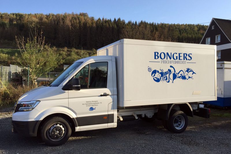 weißer Lieferwagen mit blauem Bongers Fischfeinkost Logo